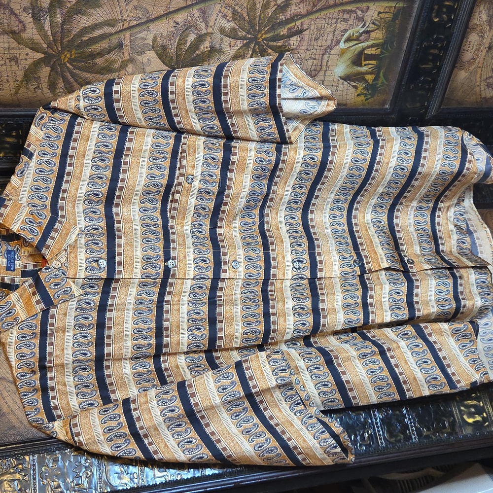 Casual Short-Sleeve Button-Down Shirt in Beige & Navy Paisley